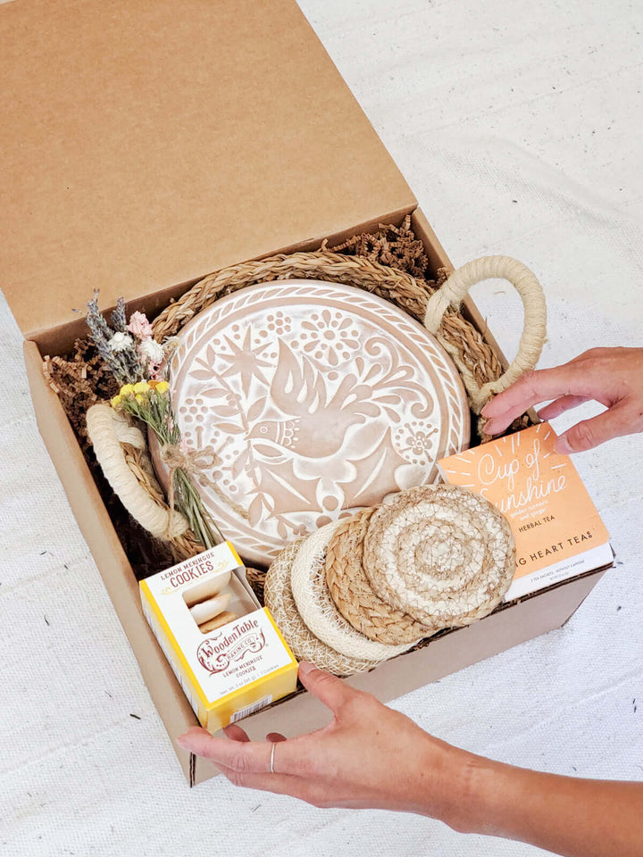 Bread Warmer Gift Box With Tea And Cookies - Round