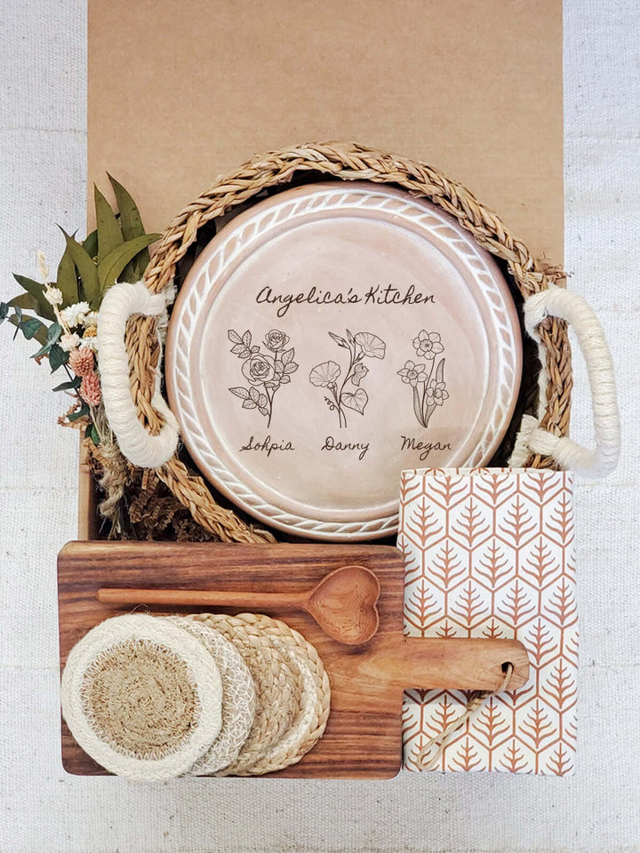 Personalized Bread Warmer Gift Box With Wooden Board and Spoon - Birth Flower Round