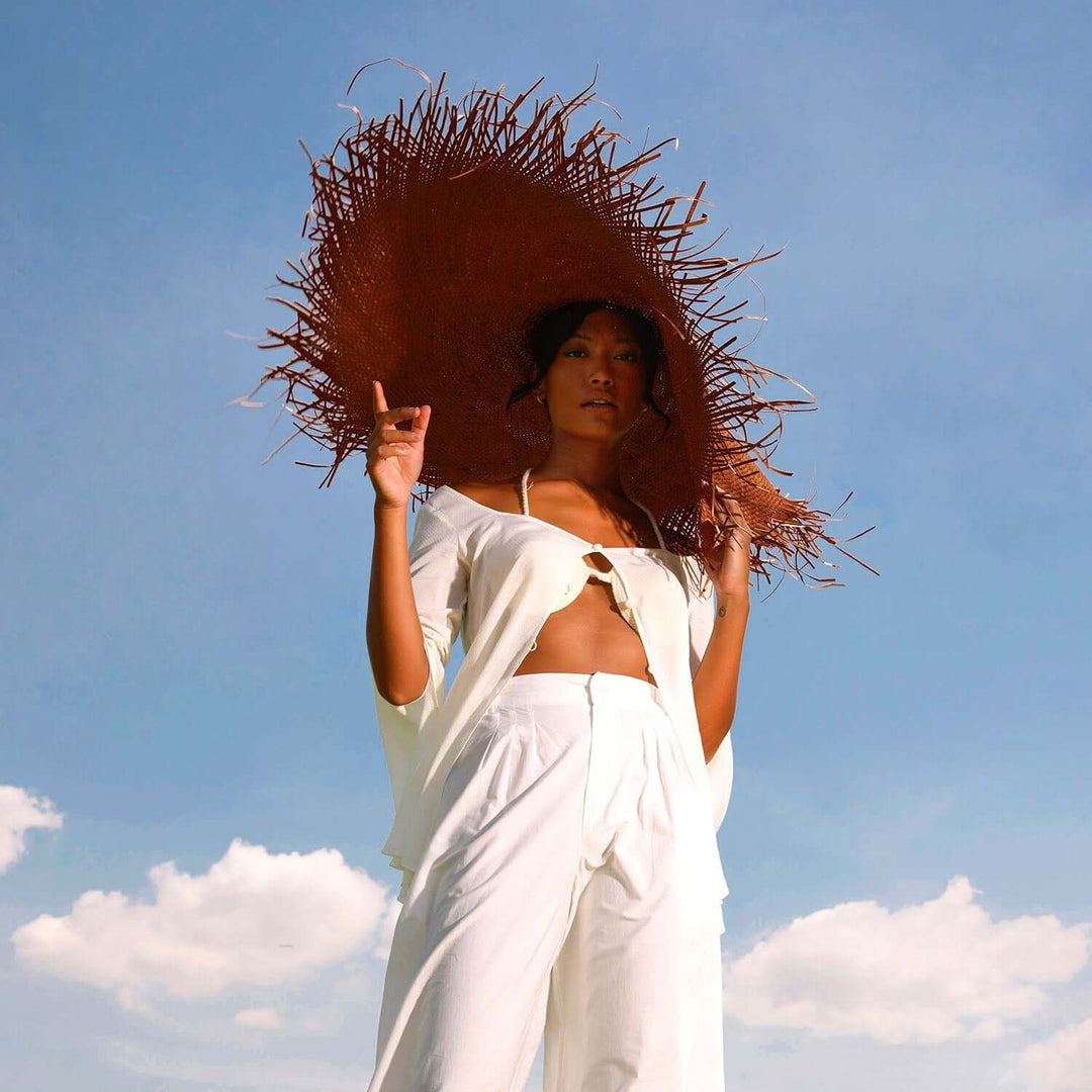 AMORA Oversized Woven Straw Hat in Chestnut Brown