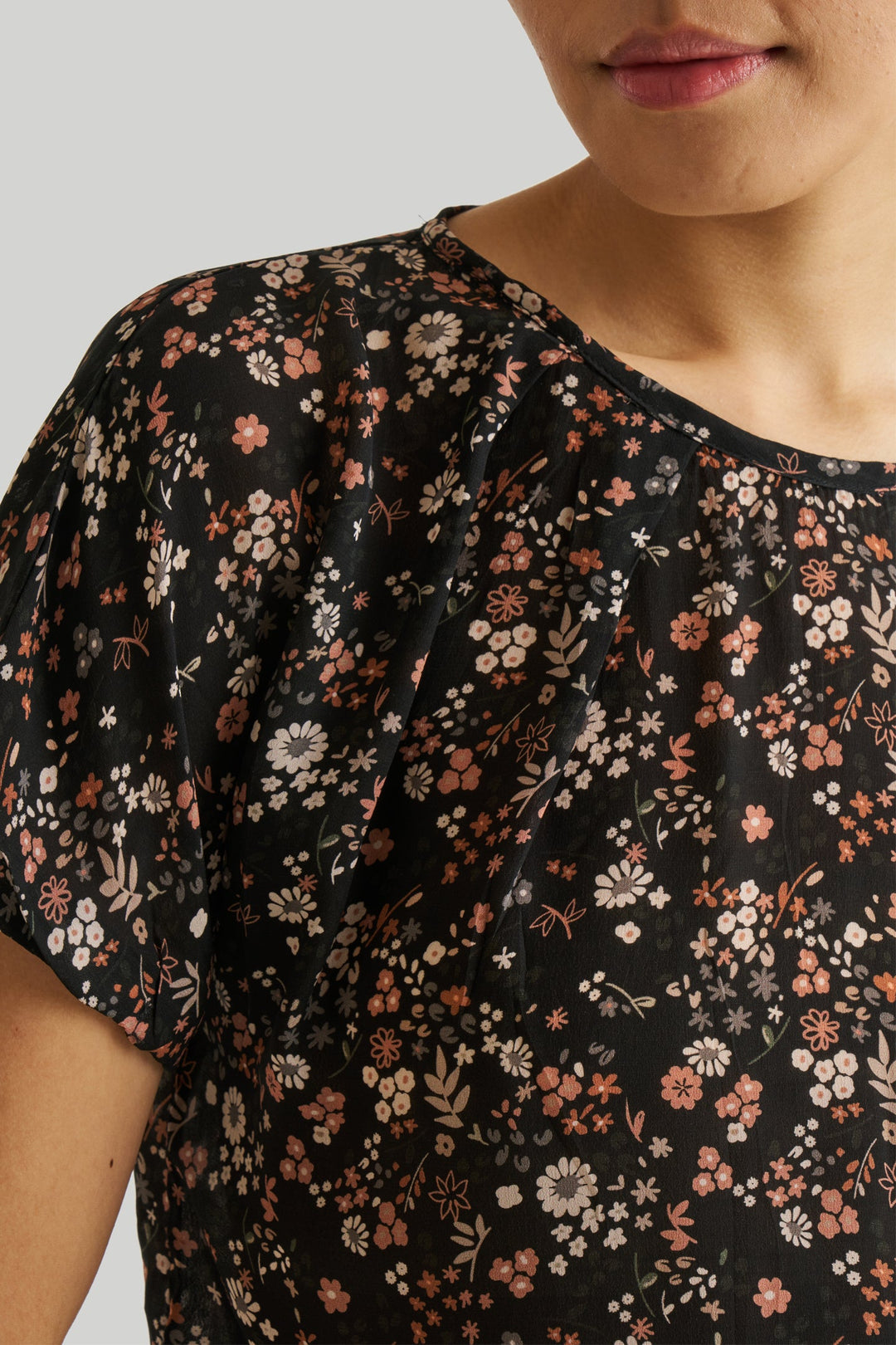 Balloon Sleeve Top in Black Florals